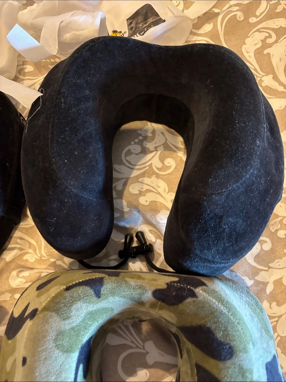 Plush Travel Neck Pillow Set in Black, Gray & Camouflage - Cabeau original pillo